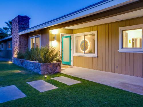 Modern Pura Vida By Oranj Palm