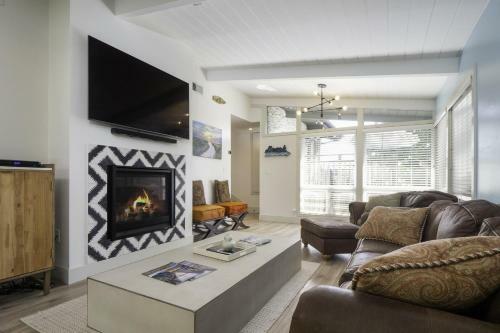 Chic Beach Getaway With Hot Tub & Firepit Home