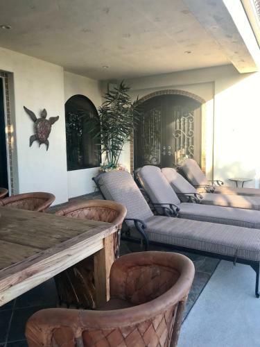 Hostal Spacious Guest House, Pool & Spa, Close To Beach!