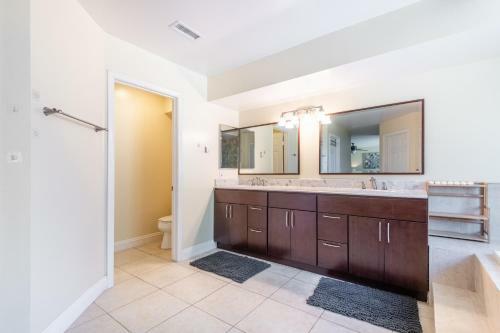 Luxurious Home Only 1 Mile From Del Mar Beach Home