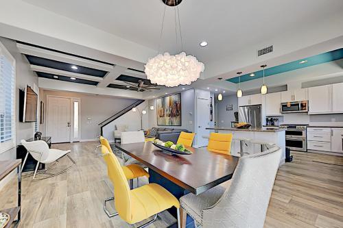 Chic Pacific Beach Townhome With Rooftop Deck Townhouse