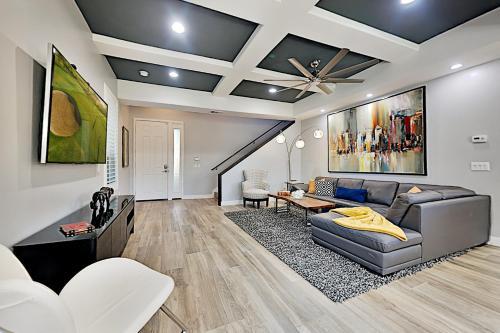 Chic Pacific Beach Townhome With Rooftop Deck Townhouse
