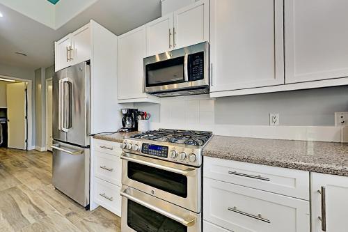 Chic Pacific Beach Townhome With Rooftop Deck Townhouse
