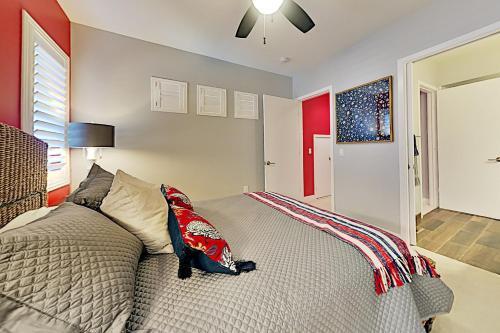 Chic Pacific Beach Townhome With Rooftop Deck Townhouse
