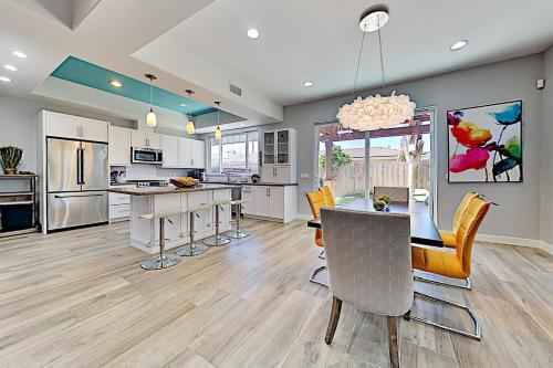 Chic Pacific Beach Townhome With Rooftop Deck Townhouse