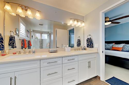 Chic Pacific Beach Townhome With Rooftop Deck Townhouse