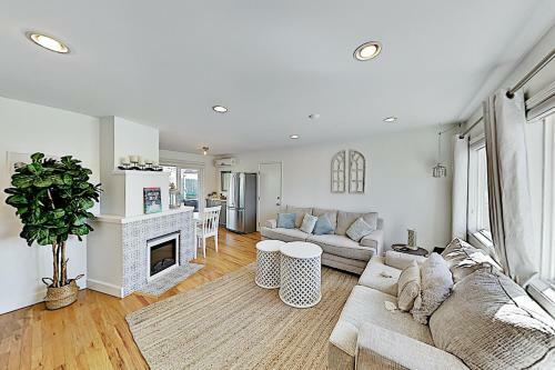 Contemporary Bungalow With Game Room & Fruit Trees Home