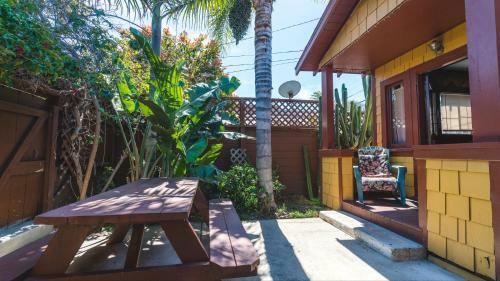 Bungalow 1 Block Walk To The Beach
