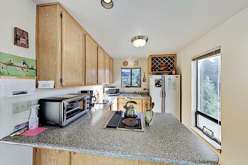 Mountain-view Vineyard Cottage - Private Hot Tub Cottage