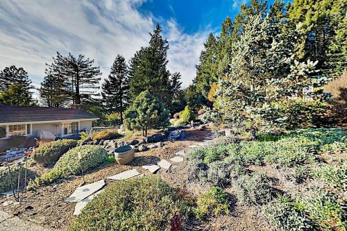 Mountain-view Vineyard Cottage - Private Hot Tub Cottage