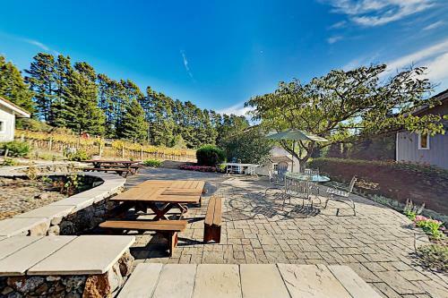 Mountain-view Vineyard Cottage - Private Hot Tub Cottage