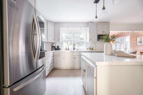 Clementine - Bright Modern Retreat W Pool & Large Patio