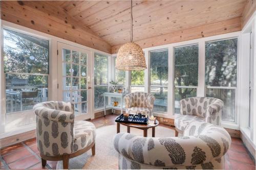 Clementine - Bright Modern Retreat W Pool & Large Patio