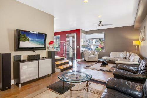 Ocean-view Oasis With Rooftop Deck - Steps To Beach Home