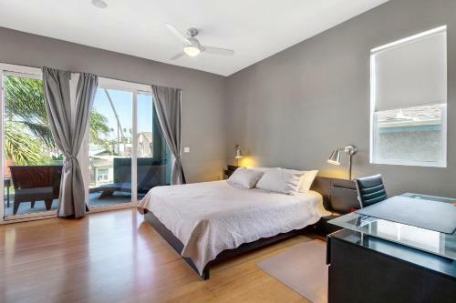 Ocean-view Oasis With Rooftop Deck - Steps To Beach Home