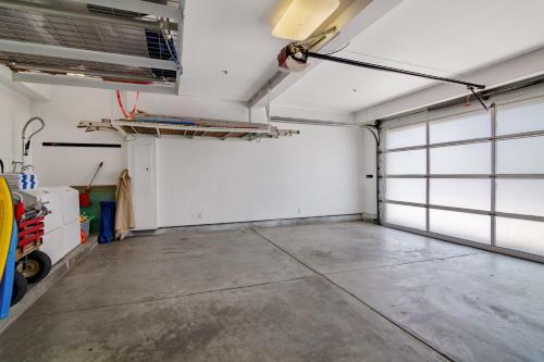 Ocean-view Oasis With Rooftop Deck - Steps To Beach Home