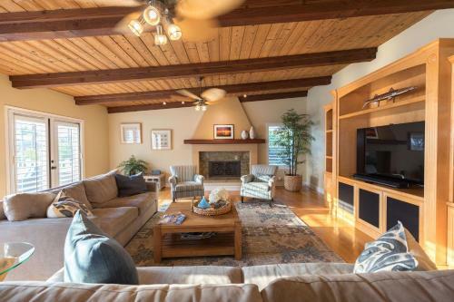 Custom Craftsman Home With Lagoon Pool & Spa Home
