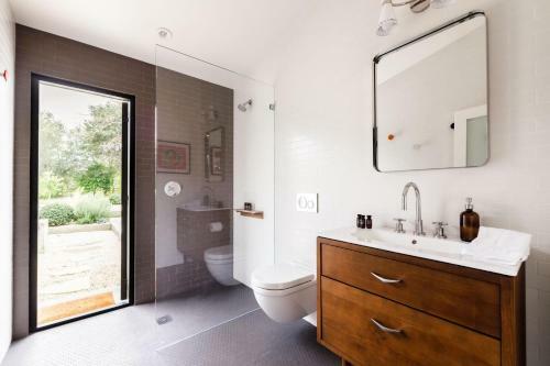 Marquee - Modern Stylish Estate W Pool & Entertainers Courtyard