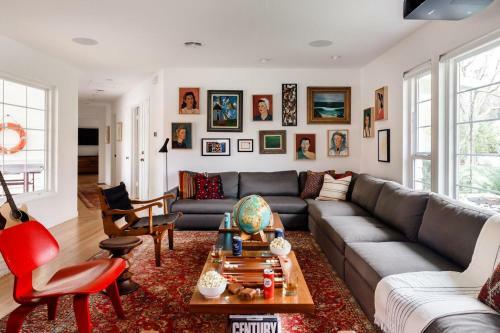 Marquee - Modern Stylish Estate W Pool & Entertainers Courtyard