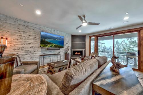 6 Bedroom Luxury Home With Great Location Townhouse