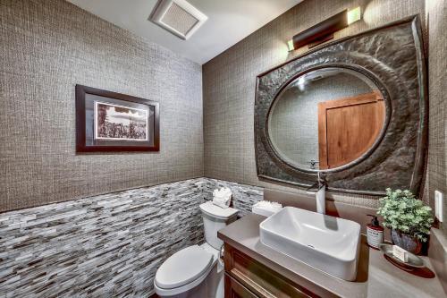 6 Bedroom Luxury Home With Great Location Townhouse