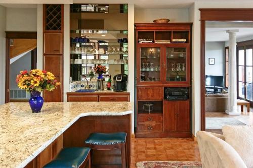 Elegant Getaway With Stunning View, 2 Mi To Heavenly