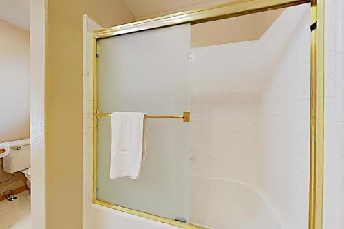 New Listing! Spacious Hideaway With Hot Tub Home