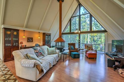 Gorgeous A-frame Cabin With Deck - 1 Mi To Lake Tahoe
