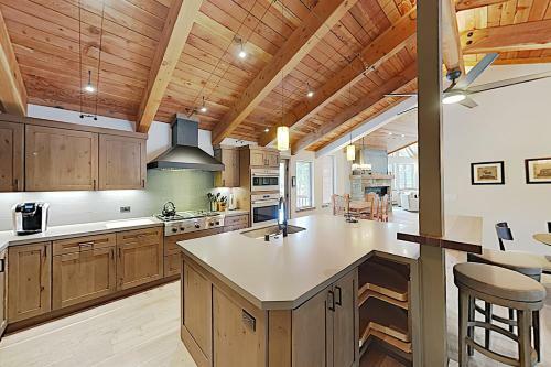 New Listing! Custom Alpine Home With Private Hot Tub Home