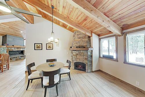 New Listing! Custom Alpine Home With Private Hot Tub Home