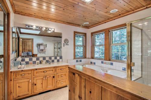 Waterfront Meek Bay Escape Hot Tub, Walk To Trail