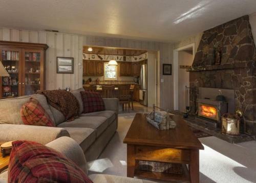 Fairway Vacation Rental Cabin