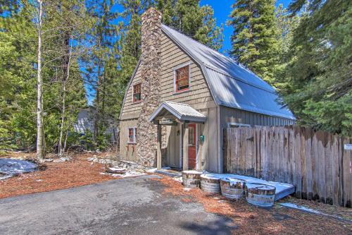Inviting Lake Tahoe Escape With Yard And Fireplace!