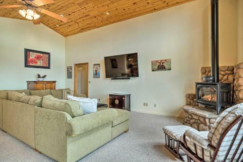 Pet-friendly Mtn Home With Deck, 3 Mi To Hiking