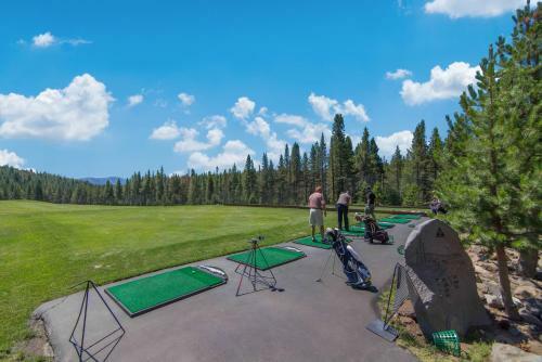 Roomy Forest-view Retreat With Private 2-car Garage Home