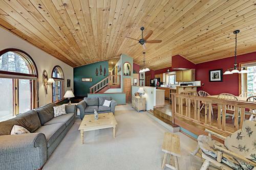 Roomy Forest-view Retreat With Private 2-car Garage Home