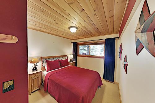 Roomy Forest-view Retreat With Private 2-car Garage Home