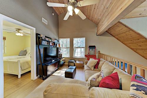 Tranquil Cabin - Big Deck, Pool Table, Near Trails Home