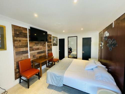 Hotel Casa Blanca Inn & Suites