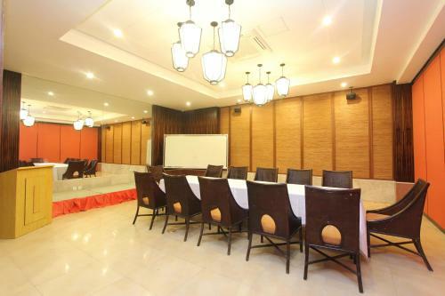 Hotel Crown Regency Beach Resort