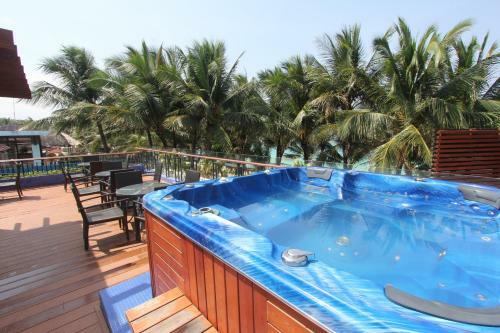 Hotel Crown Regency Beach Resort