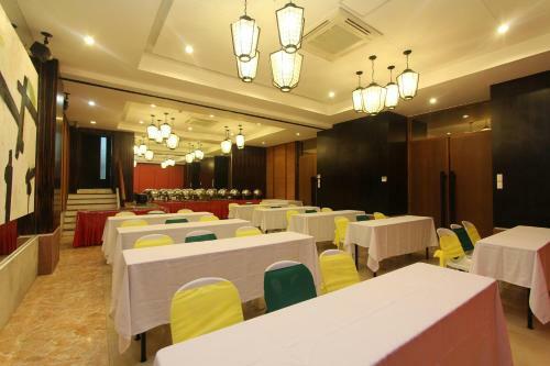 Hotel Crown Regency Beach Resort