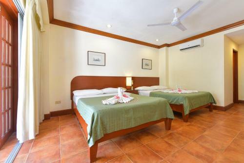 Hostal Hey Jude Resort Hotel
