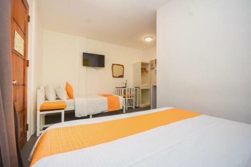 Hostal 8 Colors Beach House Resort