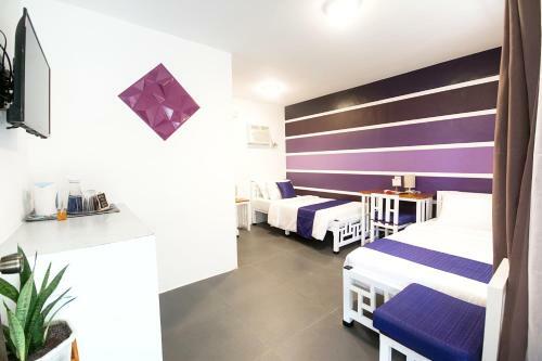 Hostal 8 Colors Beach House Resort