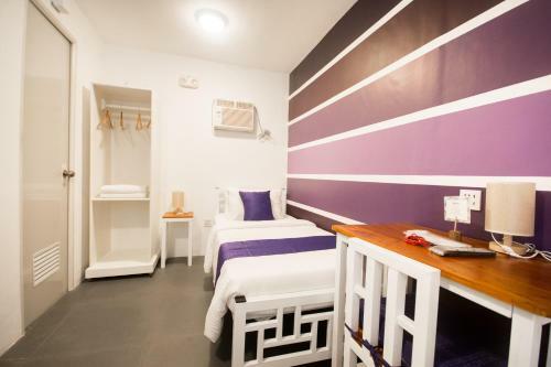 Hostal 8 Colors Beach House Resort