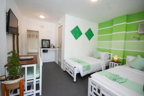 Hostal 8 Colors Beach House Resort