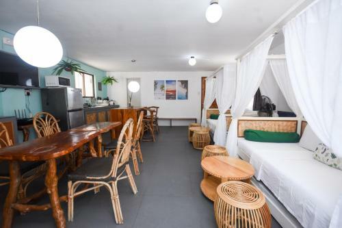 Hostal 8 Colors Beach House Resort