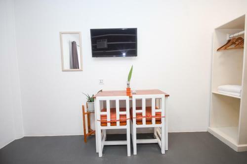Hostal 8 Colors Beach House Resort