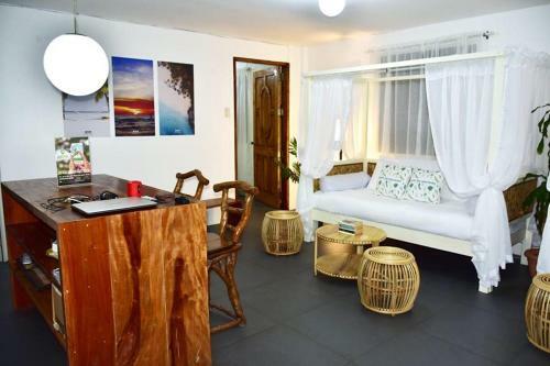 Hostal 8 Colors Beach House Resort